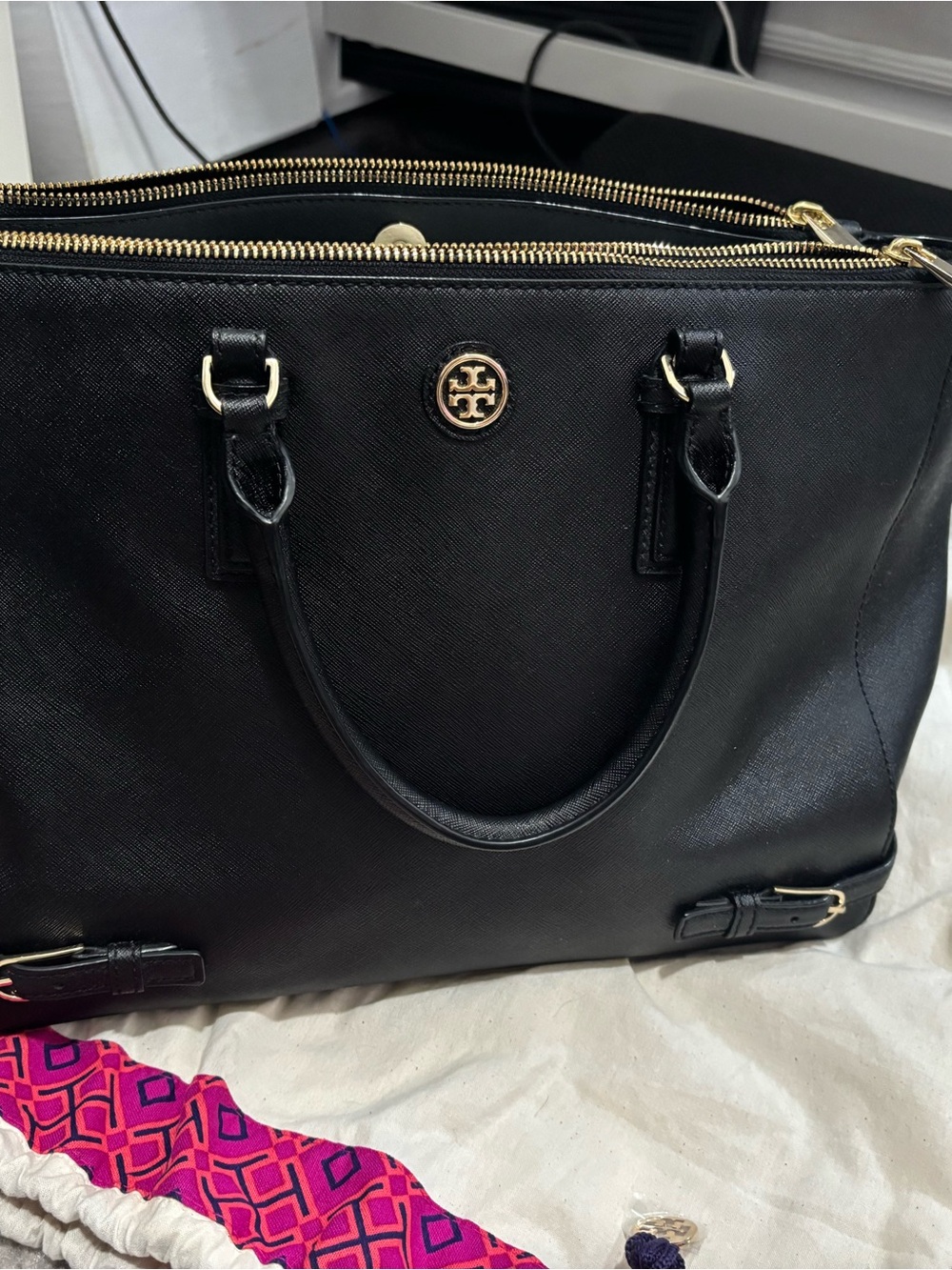 Authentic Tory Burch
Robinson tote bag in black
Saffiano leather
